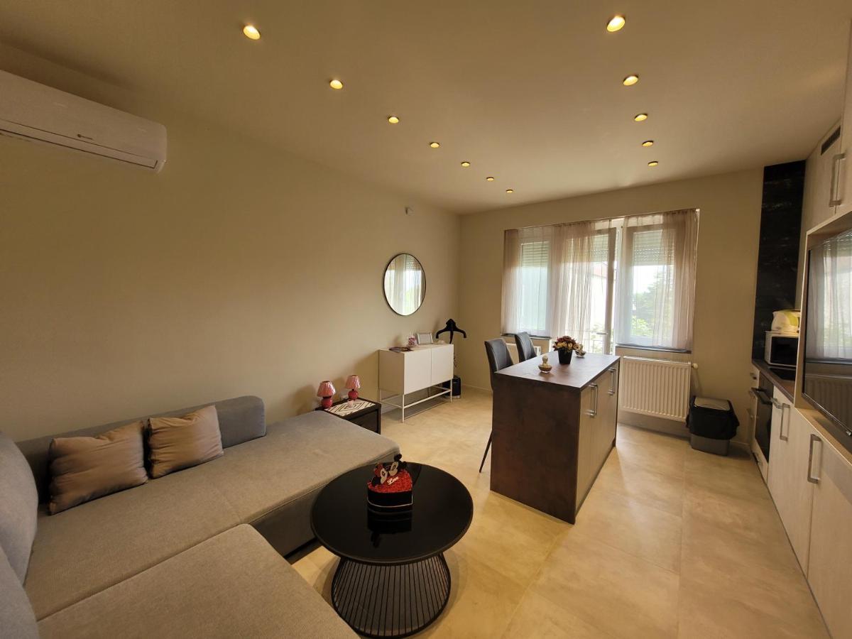 Lara II Apartman Debrecen Esterno foto